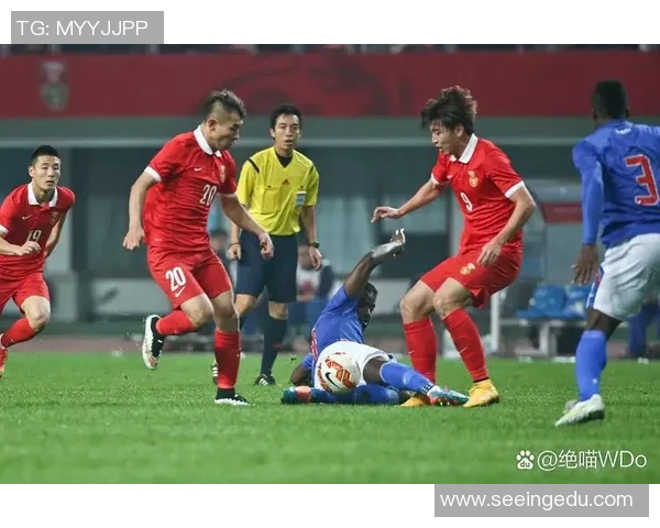 不屈不挠的足球巨星们如何在逆境中坚持自我与信念